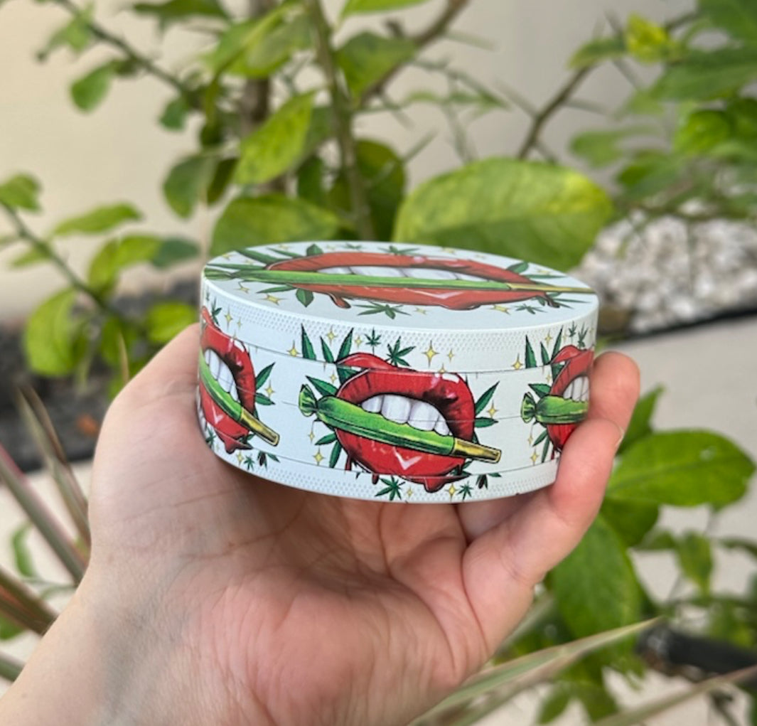 Red Lips Design 4-Piece Metal Herb Grinder with Pollen Catcher & Scraper - Large