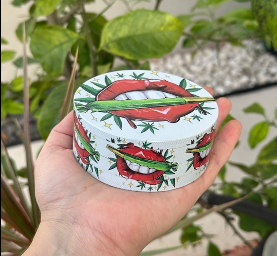 Red Lips Design 4-Piece Metal Herb Grinder with Pollen Catcher & Scraper - Large
